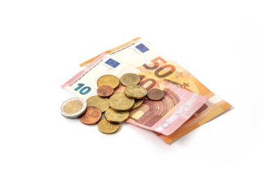 Ekonomik ve tıbbi krizde para kontrolü, Coronavirus enfeksiyonu riski olan kirli avro sikkeleri ve banknotlar, beyaz bir arka planda izole edilmiş, seçilmiş