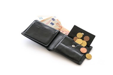 Coronavirüs 'ten etkilenen ekonomik krizde birkaç avro para ve banknot, nakit çek, borç ve yoksulluk içeren açık para çantası, beyaz bir arka planda izole edilmiş, seçici bir odak