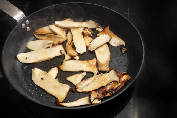 Cogumelos Rei Ostra Pleurotus Eryngii São Assados Uma Panela Cozinha — Fotografia de Stock