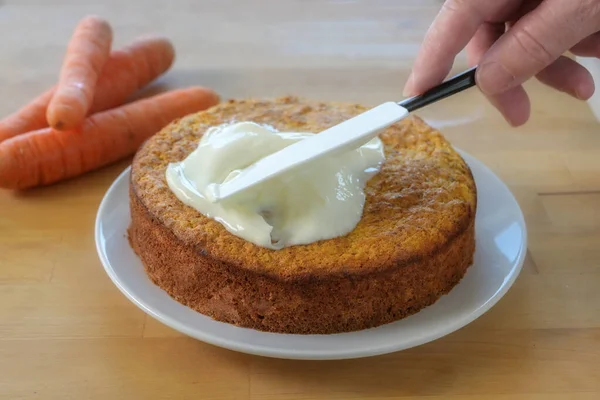 Zuckerguss Auf Gebackenem Karottenkuchen Holztisch Ausgewählter Fokus Enge Schärfentiefe — Stockfoto