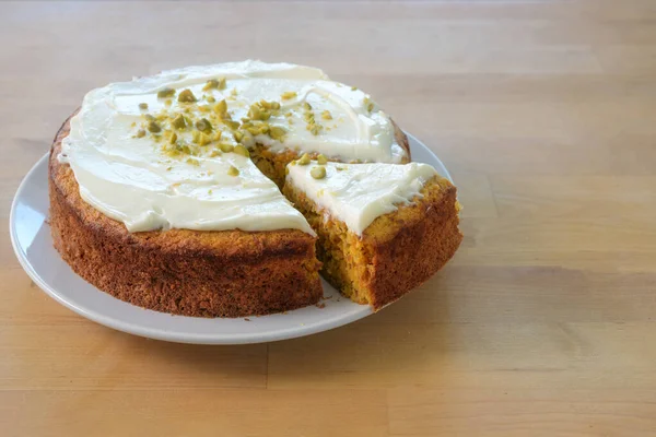 Kleiner Karottenkuchen Mit Zuckerguss Und Pistazien Dekoration Auf Einem Holztisch — Stockfoto