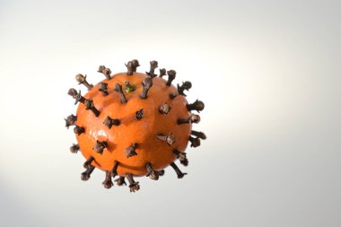 Karanfilli mandalina koronavirüs gibi görünür, ama vitaminler bağışıklık sistemini güçlendirir ve karanfillerin dezenfektan etkisi, yaratıcı sağlık konsepti, fotokopi alanı ile aydınlatma, seçilmiş odak noktası vardır.