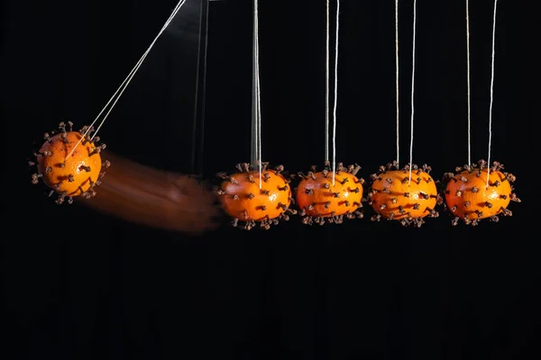 Newton Cradle Dengan Coronavirus Terbuat Dari Jeruk Keprok Dibumbui Dengan — Stok Foto