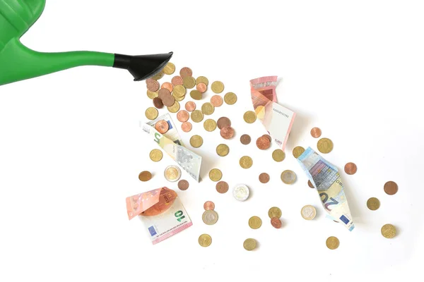 Lata Rega Verde Está Derramando Moedas Notas Euro Despejando Dinheiro — Fotografia de Stock