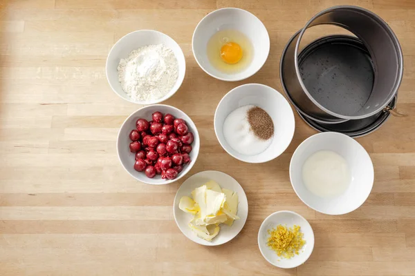 Beyaz Kaselerdeki Malzemeler Mutfak Tezgahında Kirazlı Kek Pişirmek Için Kullanılıyor — Stok fotoğraf