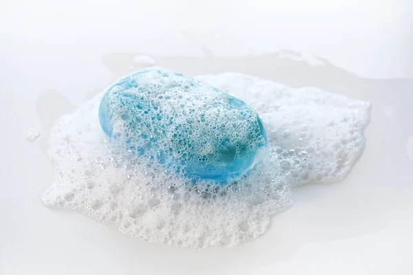 带有大量泡沫和泡沫的蓝色肥皂条 白色背景 保健和卫生概念 防止考拉病毒感染 复制空间 选定焦点 — 图库照片