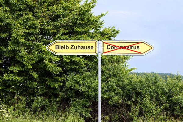 Gele Verkeersborden Tegengestelde Richting Met Duitse Tekst Bleib Zuhause Betekenis — Stockfoto