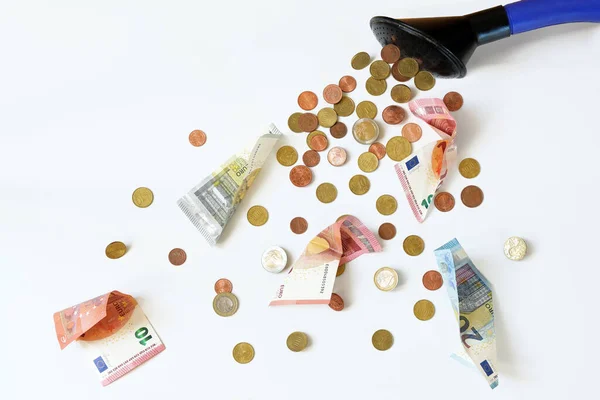 Euromince Bankovky Vytékají Zavlažovací Plechovky Finanční Princip Náhodně Vyhazovat Peníze — Stock fotografie