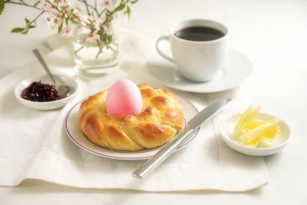 Colazione Pasquale Uno Nido Pane Lievito Intrecciato Con Uovo Rosa — Foto Stock