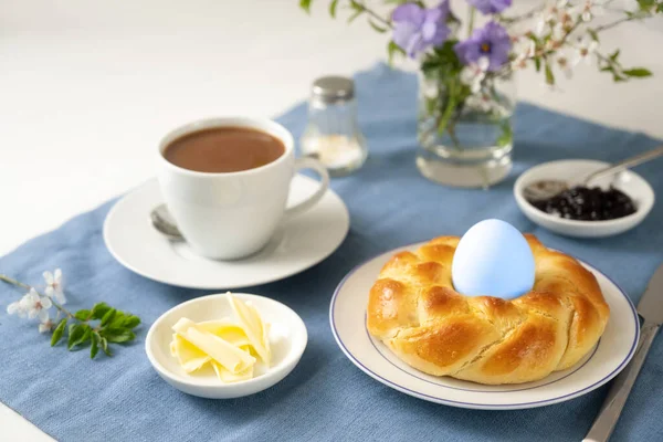 Ninho Pão Liso Com Ovo Páscoa Café Manteiga Geléia Flores — Fotografia de Stock