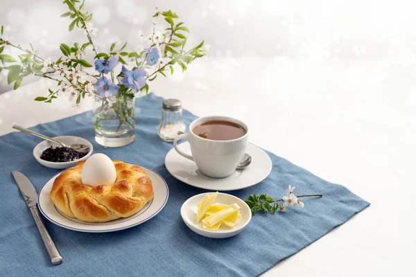 Pane Lievito Pasquale Intrecciato Nido Con Uovo Caffè Burro Marmellata — Foto Stock