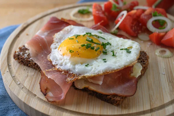 Gebakken Ham Een Donkere Hele Maaltijd Brood Tomaten Uienringen Kruiden — Stockfoto