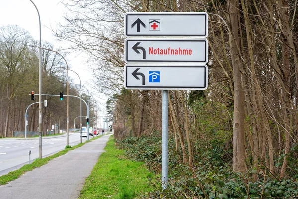Direction Sign Shows Red Cross Parking Symbol German Text Notaufnahme — Stock Photo, Image