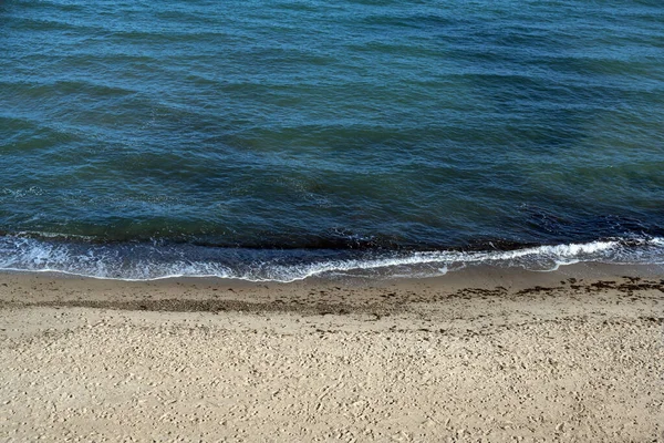 Klidné Vlny Oceánu Prázdné Pláži Slunečného Dne Dovolená Pozadí Kopírovacím — Stock fotografie