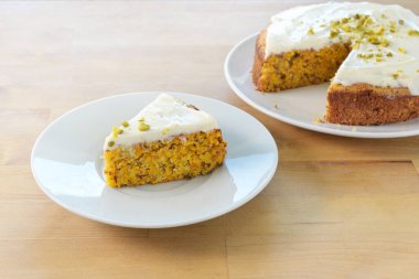 Ahşap bir masada şekerli havuçlu kek ve şam fıstığı. Paskalya zamanında geleneksel fırında pişirilmiş. Fotokopi alanı, seçilmiş odak, dar alan derinliği.