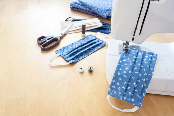 Community Cloth Face Masks Sewing Machine Utilities Scissors Yarn Fabrics — Stock Photo, Image