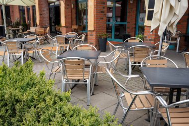 Coronavirus salgını krizi, gastronomi sektörü için mali felaket, seçilmiş odak noktası, dar alan derinliği nedeniyle açılması yasak olan bir turizm merkezindeki boş sokak kafesi.