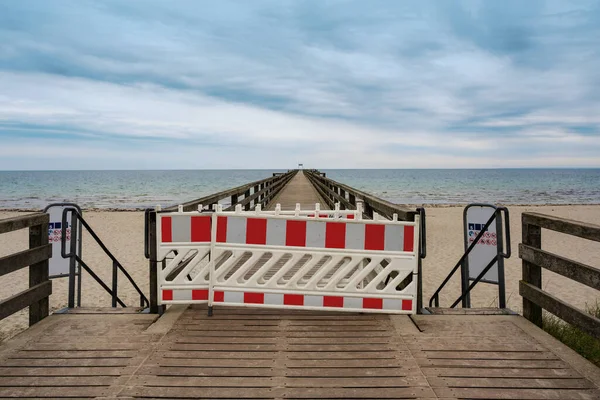人気の観光地ボルテンハーゲン ドイツ コピースペース 選択された焦点のコロナウイルスパンデミックの間にバルト海のビーチで閉じた喜び桟橋 — ストック写真