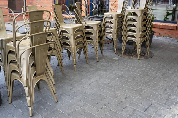 Chaises Empilées Dans Café Rue Qui Est Pas Autorisé Ouvrir — Photo