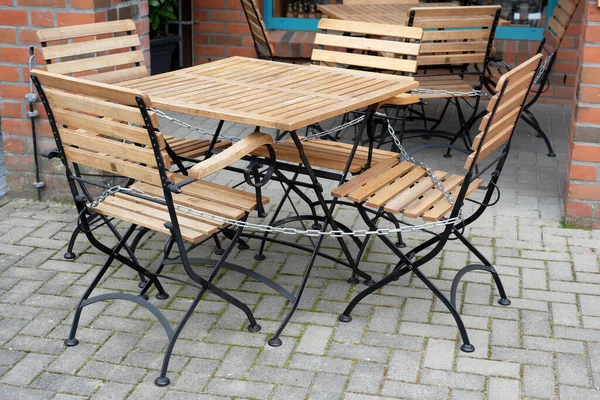 Židle Stůl Uzamčené Řetězem Pouliční Kavárně Která Zakázána Důvodu Koronavirové — Stock fotografie