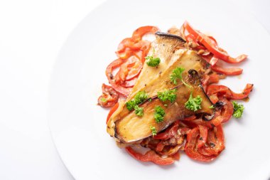 Beyaz tabakta maydanozlu kırmızı dolma biberli Kral istiridye mantarları, düşük karbonhidratlı diyet ve vejetaryenler için sağlıklı sebze yemeği, fotokopi alanı, yukarıdan yüksek açılı görüş.