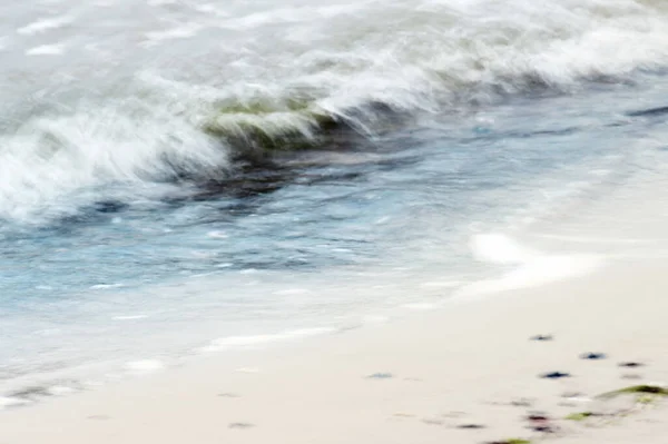 海滩上的海浪抽象 长期暴露 再加上多次暴露以达到绘画效果 复制空间 没有真正的焦点 — 图库照片