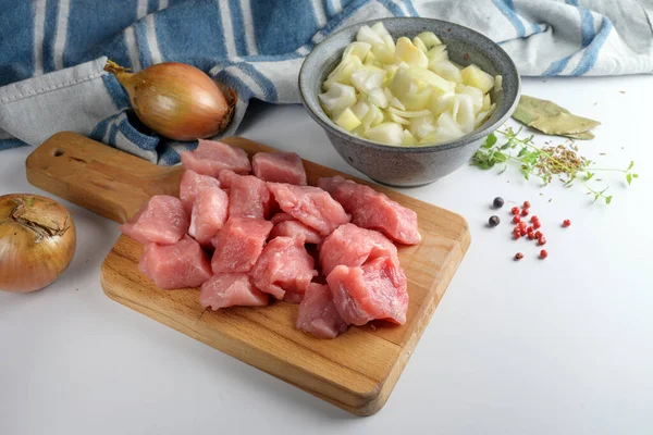 Trozos Crudos Carne Cerdo Una Tabla Cocina Ingredientes Como Cebollas —  Fotos de Stock