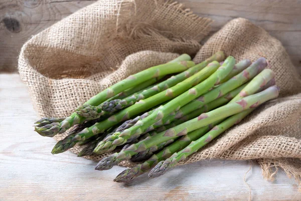 Espárragos Verdes Orgánicos Espárragos Officinalis Frescos Del Mercado Arpillera Gruesa —  Fotos de Stock