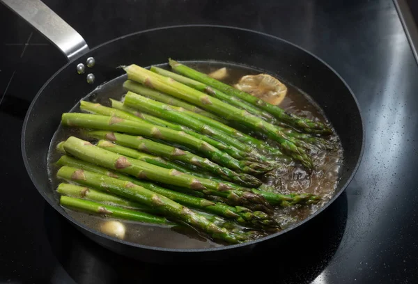 Cooking Organic Green Asparagus Pan Black Stove Healthy Vegetarian Dinner — Stock Photo, Image