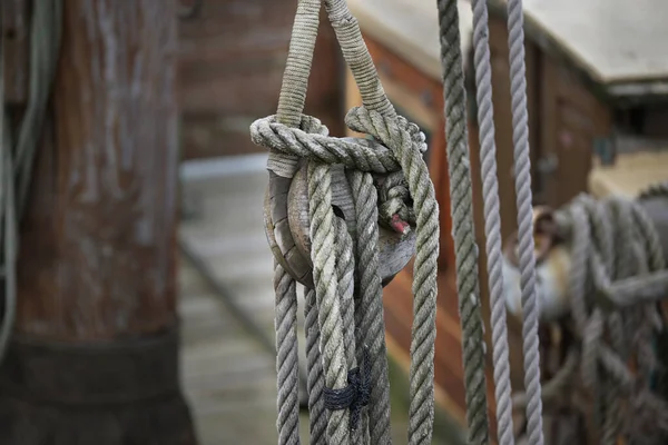 Oude Houten Pulley Blok Met Verweerde Touwen Een Historische Zeilboot — Stockfoto