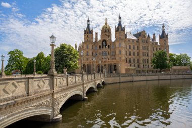 Schwerin Kalesi 'ne ya da Schwerin Sarayı' na giden köprü, Alman Schweriner Schloss 'ta, başkent Mecklenburg' daki bir göl üzerindeki romantik bir yapı, uzayın kopyası.