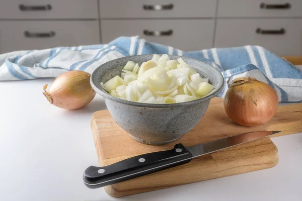 Cibule Celá Nasekaná Misce Noži Řezací Desce Bílém Stole Kuchyni — Stock fotografie