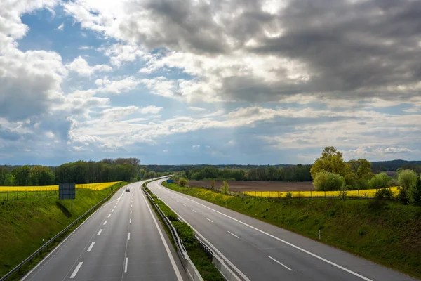 Fast Leere Autobahn Mit Nur Einem Auto Während Der Coronavirus — Stockfoto