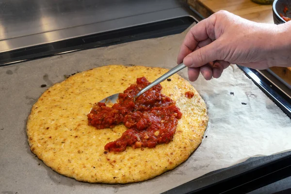 Hand Het Verspreiden Van Tomatensaus Een Pizza Korst Van Versnipperde — Stockfoto