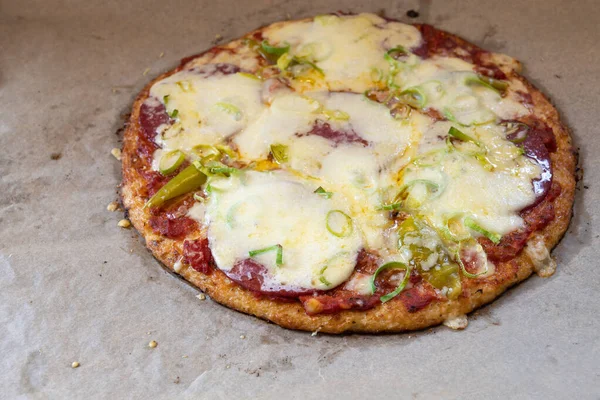 Pizza Květákovou Kůrkou Salámem Feferonkami Pórkem Sýrem Pečicím Papíru Vybrané — Stock fotografie