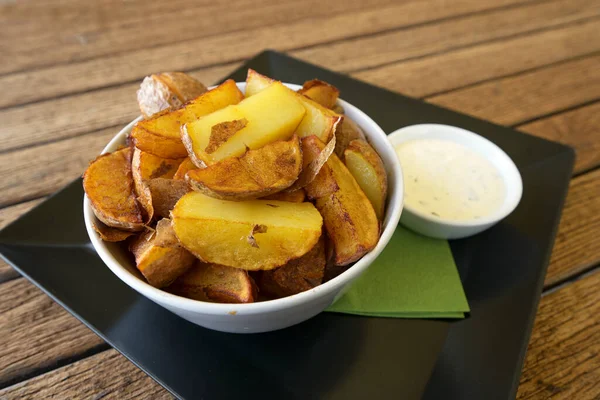 Batata Frita Cunhas Uma Tigela Molho Alho Uma Bandeja Preta — Fotografia de Stock