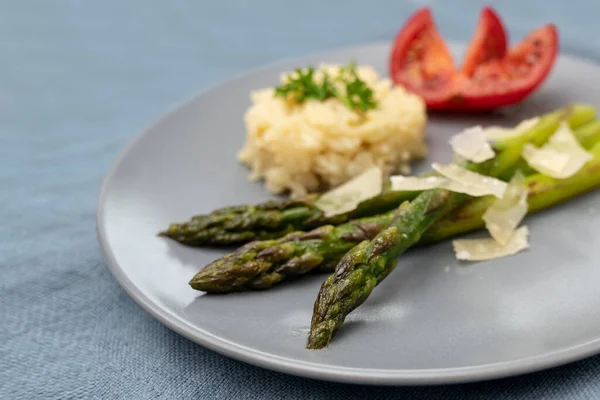 Asparagi Verdi Serviti Con Parmigiano Riso Pomodoro Piatto Una Tovaglia — Foto Stock