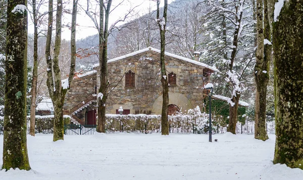 Středověký Kamenný Dům Zimě Camprodonu Katalánsku Španělsko Pyrenejské Hory — Stock fotografie