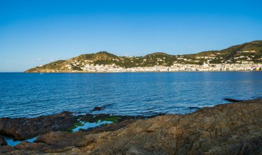 Tipik Akdeniz köyü El Port de la Selva, Costa Brava, Katalonya, İspanya üzerindeki kıyı manzarası