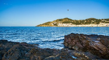 Tipik Akdeniz köyü El Port de la Selva, Costa Brava, Katalonya, İspanya üzerindeki kıyı manzarası