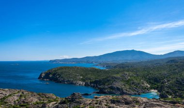 Deniz Burnu, Akdeniz kıyıları, uçurumlar ve körfez, Cap de Creus - Kadaques, Girona, Costa Brava, Katalonya, İspanya.