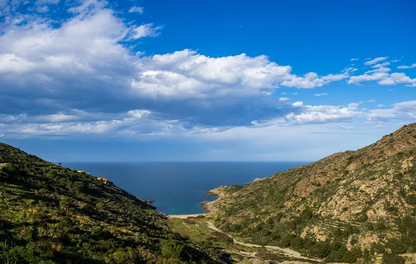 El Port de la Selva sahilindeki Kayalıklar Panoraması. Güzel bir yaz gününde, Costa Brava, Katalonya, İspanya