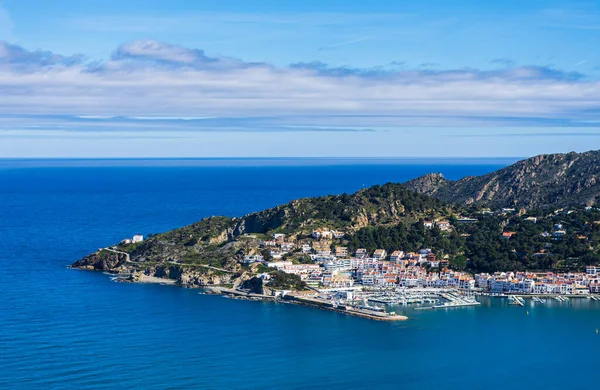 Tipik Akdeniz köyü El Port de la Selva, Costa Brava, Katalonya, İspanya üzerindeki kıyı manzarası