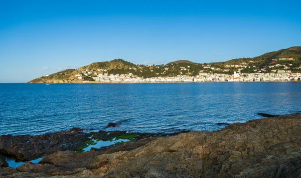 Tipik Akdeniz köyü El Port de la Selva, Costa Brava, Katalonya, İspanya üzerindeki kıyı manzarası