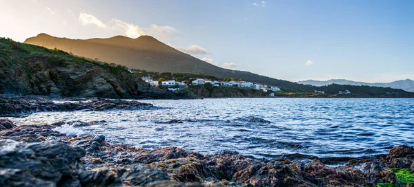 El Port de la Selva 'daki Rocky kıyı şeridi, Costa Brava, İspanya