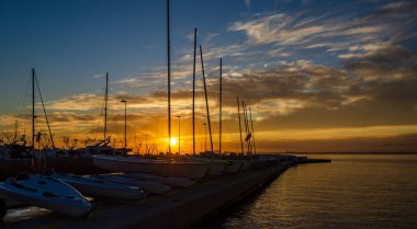 Bir limanda gün batımı ışığı Costa Brava 'daki İspanyol kasabası Güller, Katalonya, İspanya