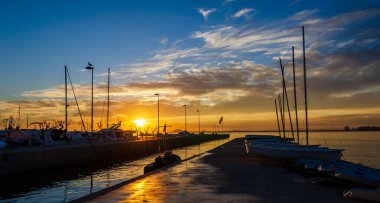 Bir limanda gün batımı ışığı Costa Brava 'daki İspanyol kasabası Güller, Katalonya, İspanya