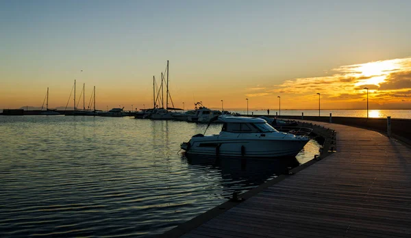Bir limanda gün batımı ışığı Costa Brava 'daki İspanyol kasabası Güller, Katalonya, İspanya