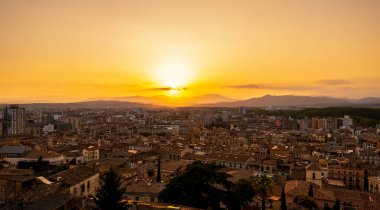 Gerona, Katalonya, İspanya katedrali ile ortaçağ şehri Girona 'nın panoramik manzarası