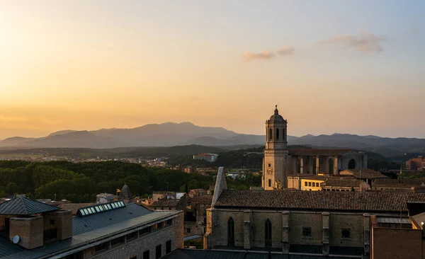 Gerona Ortaçağ çeyrek çan kulesi Santa Maria katedralde arka plan ile. Forca Vella görünümden. Gerona, Costa Brava, Katalonya, İspanya.